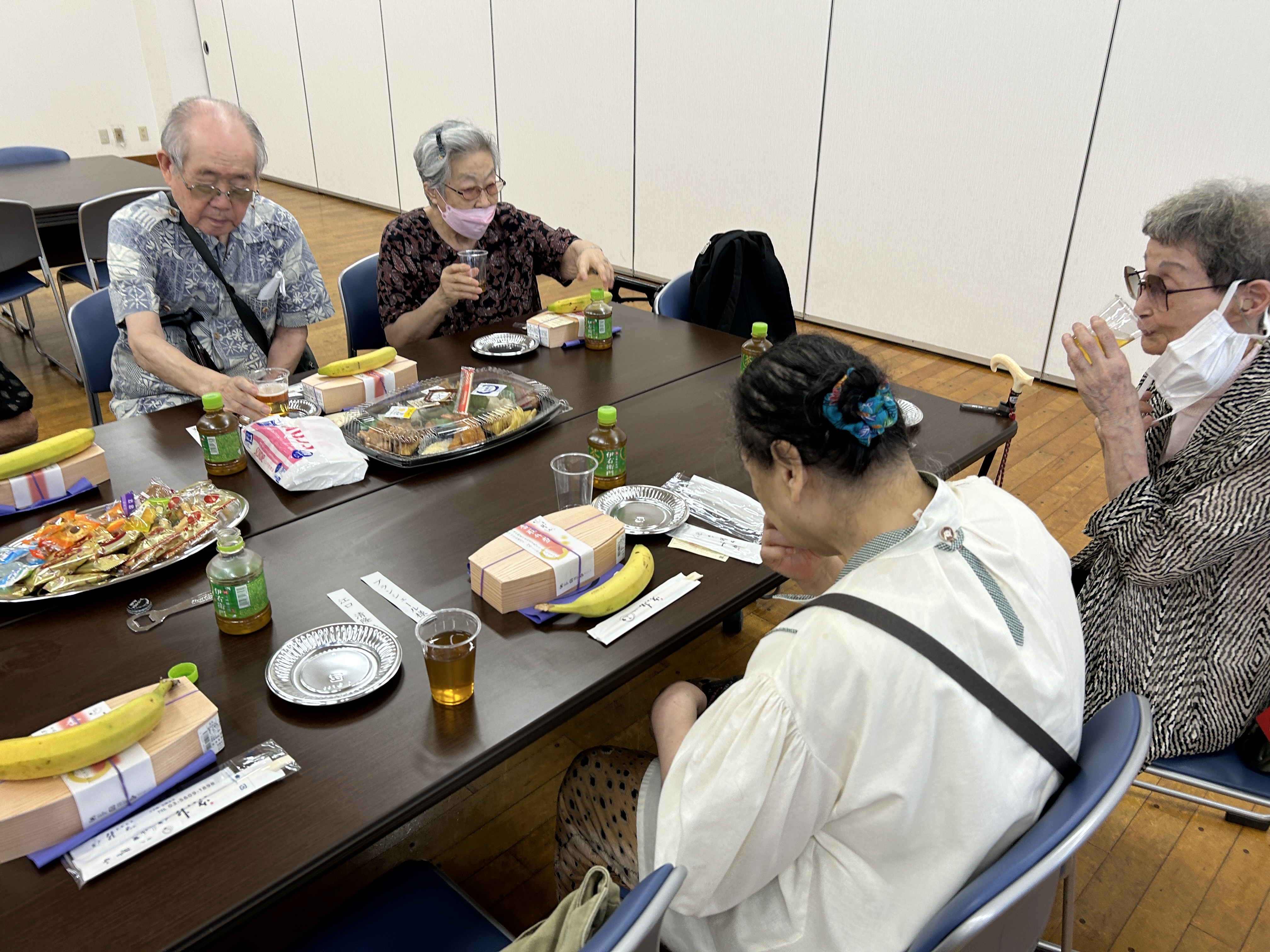 地域自治会主催の敬老祝賀会に参加しました