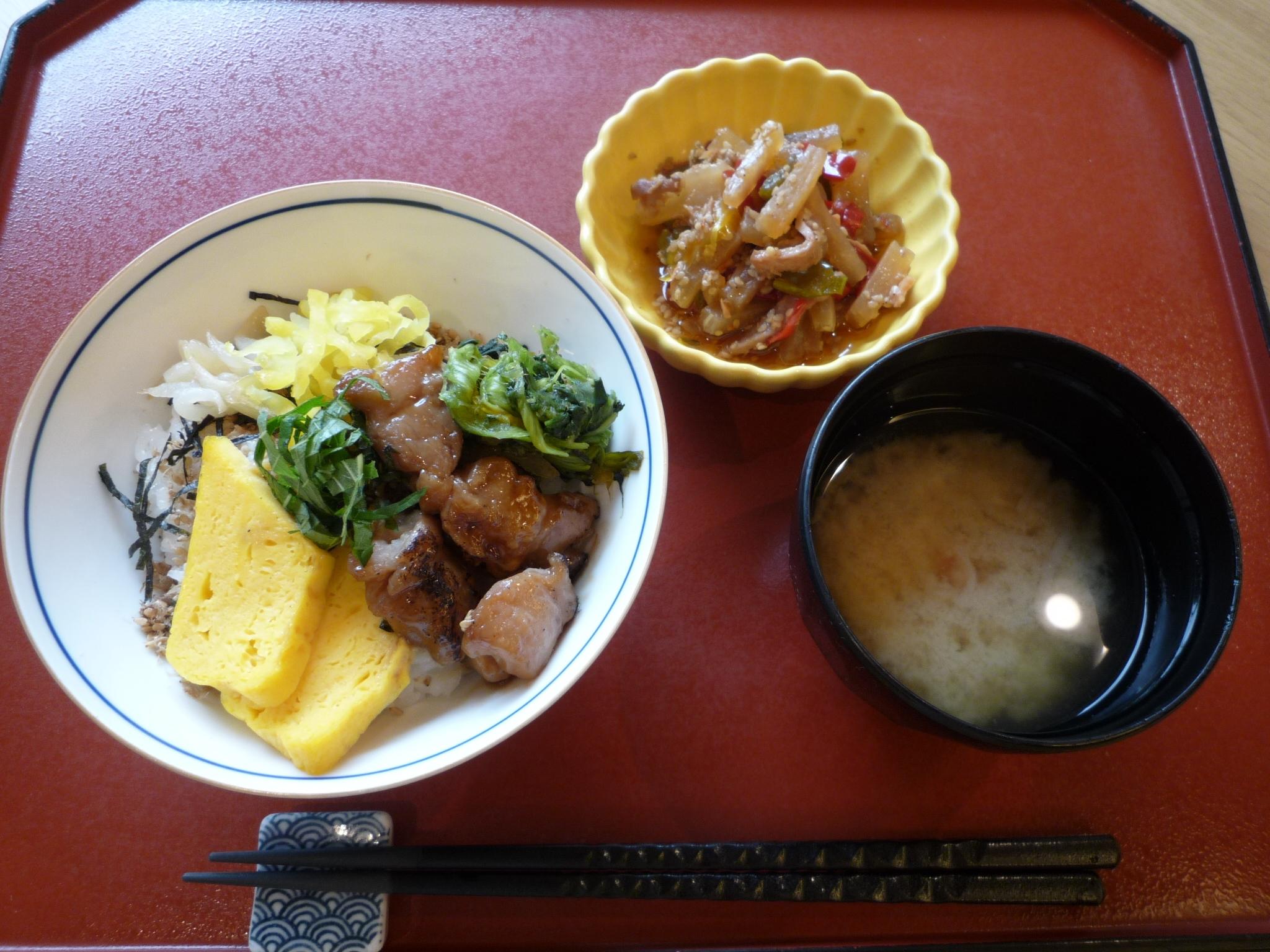 2024年7月30日昼焼き鳥丼.JPG